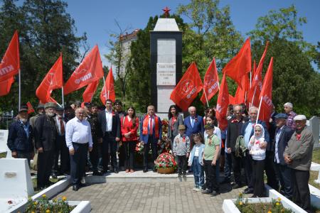 Дагестан. Возложение цветов на День Победы в Махачкале: дань уважения героям и сохранение памяти о войне