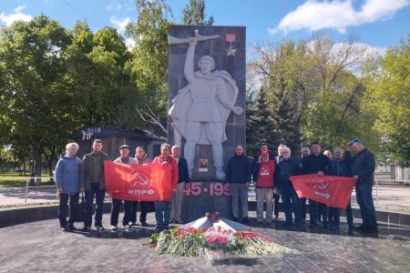 Коммунисты Самары возложили цветы к Вечному огню в знак благодарности героям Великой Отечественной войны