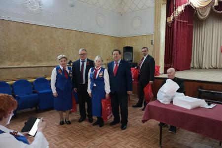 Руководитель фракции КПРФ в Мособлдуме Александр Наумов поздравил с Днем Победы детей войны в Кашире