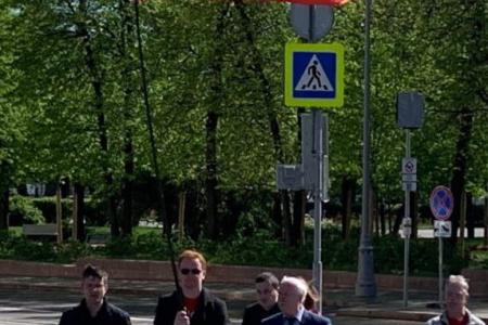 Депутаты от КПРФ в Москве прошли под Красным знаменем по улицам города