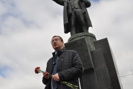 Санкт-Петербург. Коммунисты пришли к памятнику Ленину на Первомай