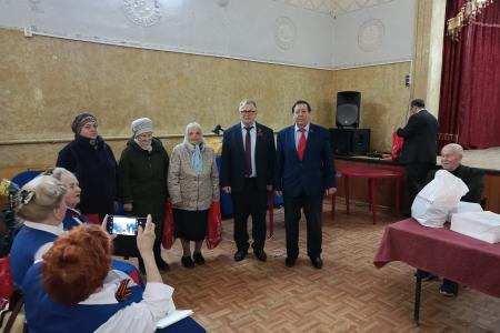 Руководитель фракции КПРФ в Мособлдуме Александр Наумов поздравил с Днем Победы детей войны в Кашире