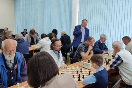 В Саратове состоялся шахматный турнир КПРФ, посвященный 79-й годовщине Победы