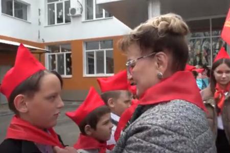 Саратовская область. Красные пионерские галстуки повязали почти сто мальчишек и девчонок