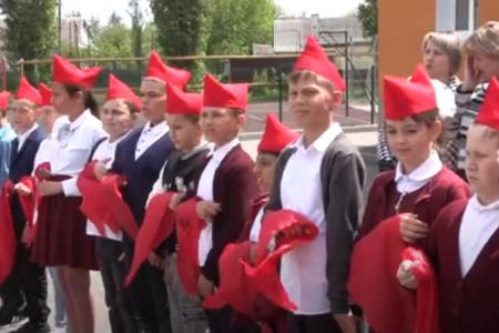 Саратовская область. Красные пионерские галстуки повязали почти сто мальчишек и девчонок