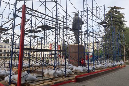 В столице Карачаево-Черкесии памятник Ленину заколачивают в ящик к 9 мая