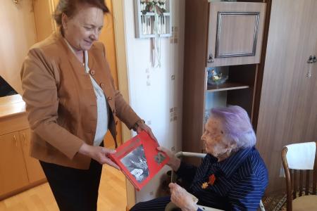 Волгоград. Тамара Головачева наградила памятной медалью ЦК КПРФ ветерана войны Валентину Воробьеву