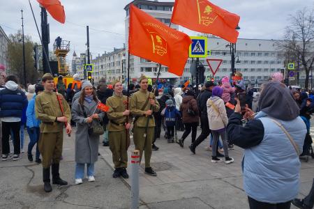 Коммунисты и комсомольцы поздравили жителей Пермского края с Днём Победы