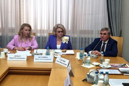 Депутаты фракции КПРФ в Государственной Думе обсудили задачи законодательства по защите детей
