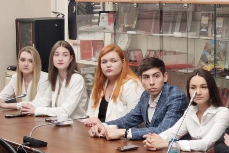 Мария Дробот встретилась с руководителями творческих коллективов и артистами пионерского праздника на Красной площади
