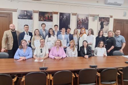 Мария Дробот встретилась с руководителями творческих коллективов и артистами пионерского праздника на Красной площади