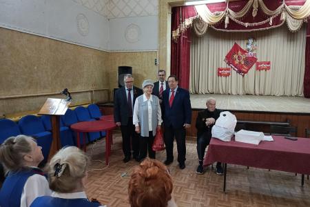 Руководитель фракции КПРФ в Мособлдуме Александр Наумов поздравил с Днем Победы детей войны в Кашире