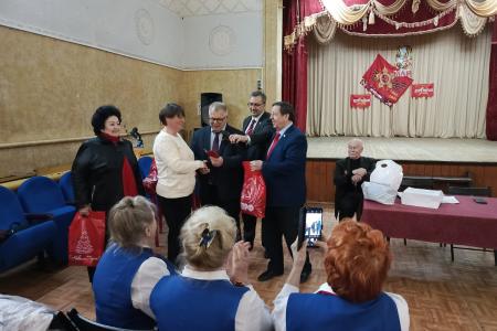 Руководитель фракции КПРФ в Мособлдуме Александр Наумов поздравил с Днем Победы детей войны в Кашире