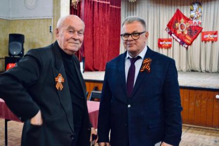 Руководитель фракции КПРФ в Мособлдуме Александр Наумов поздравил с Днем Победы детей войны в Кашире