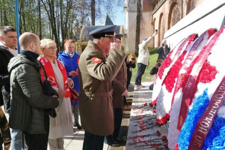 Новгородские коммунисты отметили День Великой Победы