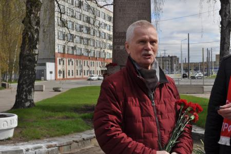 В Ленинграде (Санкт-Петербурге) празднование Первомая началось у монумента первой революционной маевке