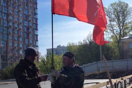 Крановщики Нижнего Новгорода совместно с НРО КПРФ поздравили нижегородцев с Днем Победы