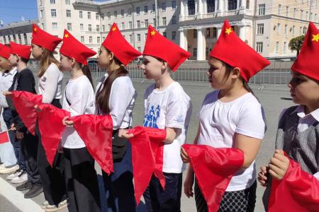 В Чебоксарах прошла торжественная линейка, посвящённая Дню пионерии