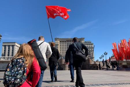 Депутаты от КПРФ в Москве прошли под Красным знаменем по улицам города