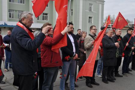 В Ленинграде (Санкт-Петербурге) празднование Первомая началось у монумента первой революционной маевке