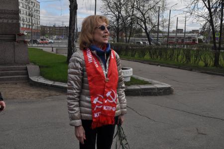 В Ленинграде (Санкт-Петербурге) празднование Первомая началось у монумента первой революционной маевке