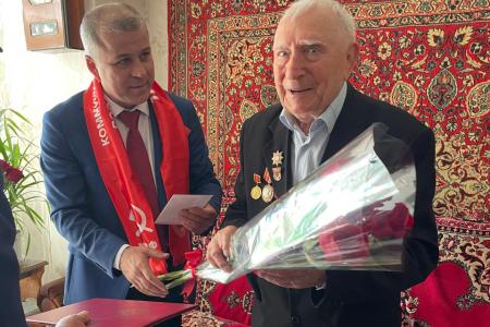 Лидер дагестанских коммунистов Самир Абдулхаликов поздравил c Днем Победы вeтеранов Великой Отечественной войны
