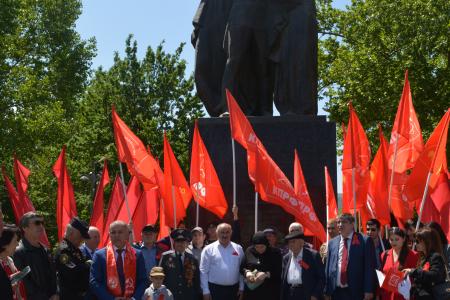 Дагестан. Возложение цветов на День Победы в Махачкале: дань уважения героям и сохранение памяти о войне