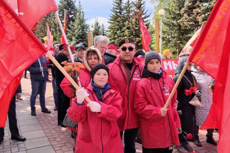 Коммунисты Чувашии отметили 9 Мая возложением цветов к воинским мемориалам