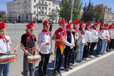В Чебоксарах прошла торжественная линейка, посвящённая Дню пионерии