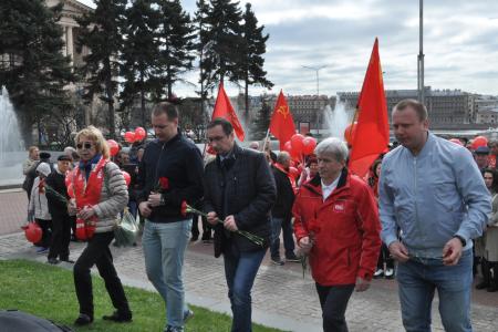 Санкт-Петербург. Коммунисты пришли к памятнику Ленину на Первомай