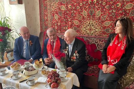 Лидер дагестанских коммунистов Самир Абдулхаликов поздравил c Днем Победы вeтеранов Великой Отечественной войны