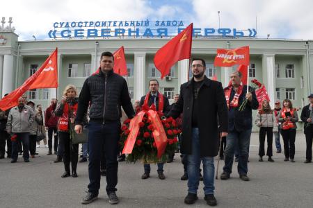 В Ленинграде (Санкт-Петербурге) празднование Первомая началось у монумента первой революционной маевке