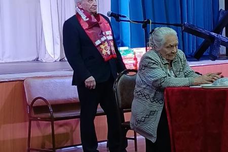 Забайкальские коммунисты наградили детей войны Ясногорска Оловяннинского района в преддверии 9 Мая