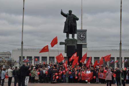 Санкт-Петербург. Коммунисты пришли к памятнику Ленину на Первомай