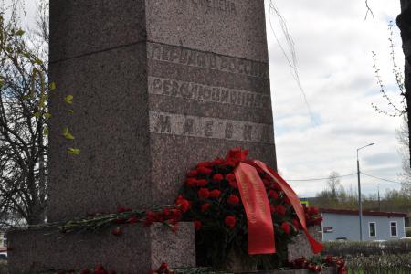 В Ленинграде (Санкт-Петербурге) празднование Первомая началось у монумента первой революционной маевке