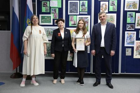 Депутаты фракции КПРФ Тюменской областной думы наградили участников конкурса рисунков «Вера, Надежда, Любовь и вечная память!»