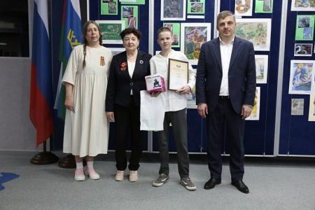 Депутаты фракции КПРФ Тюменской областной думы наградили участников конкурса рисунков «Вера, Надежда, Любовь и вечная память!»