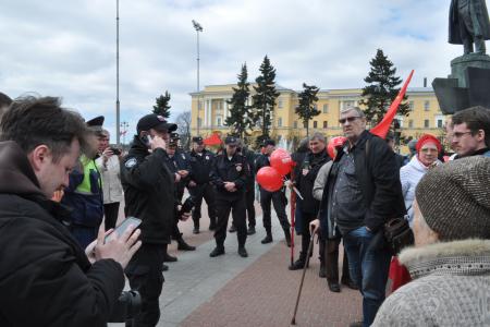 Санкт-Петербург. Коммунисты пришли к памятнику Ленину на Первомай