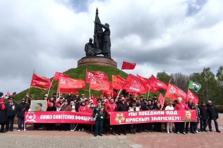 Коммунисты Чувашии отметили 9 Мая возложением цветов к воинским мемориалам