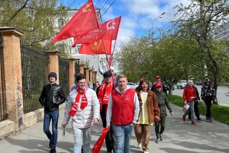 Екатеринбург. Красное знамя – на Майской прогулке
