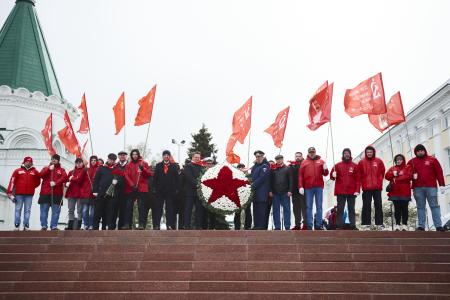 Коммунисты Нижнего Новгорода провели торжественное возложение венков к Вечному огню в Кремле