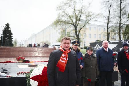 Коммунисты Нижнего Новгорода провели торжественное возложение венков к Вечному огню в Кремле