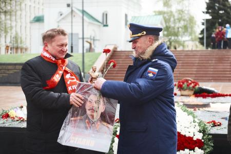 Коммунисты Нижнего Новгорода провели торжественное возложение венков к Вечному огню в Кремле