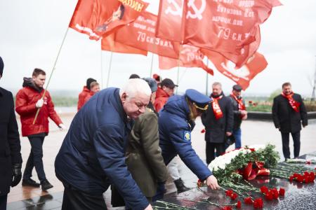 Коммунисты Нижнего Новгорода провели торжественное возложение венков к Вечному огню в Кремле
