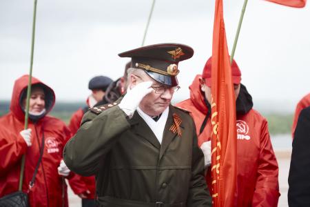 Коммунисты Нижнего Новгорода провели торжественное возложение венков к Вечному огню в Кремле