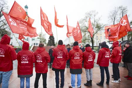 Коммунисты Нижнего Новгорода провели торжественное возложение венков к Вечному огню в Кремле