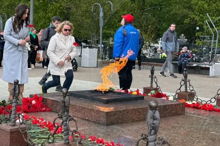 Москва. Народная приемная КПРФ в ВАО. Депутаты-коммунисты и актив Первомайского райкома КПРФ провели памятные акции у мемориальных комплексов героев