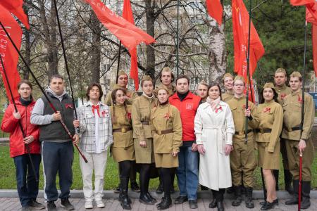 Коммунисты и комсомольцы поздравили жителей Пермского края с Днём Победы
