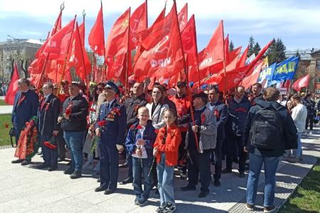 Новосибирцы вынесли огромное Знамя Победы к Монументу Славы