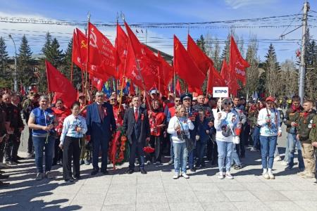 Новосибирцы вынесли огромное Знамя Победы к Монументу Славы
